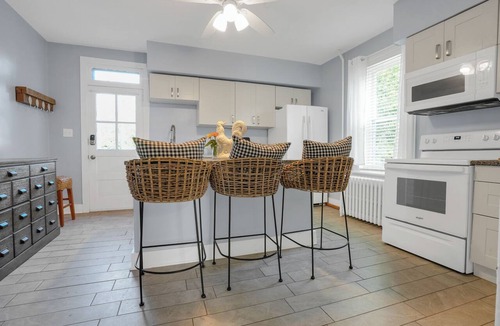 North Wales Apartment | Huckleberry House - 2 Bedroom Apartment Fenced Backyard