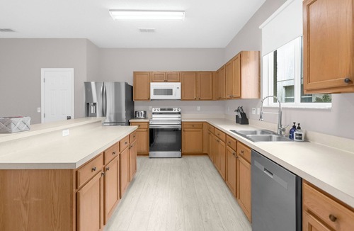 Legacy Park House | Huge 5-bedroom house, Heated Pool/Close to Parks