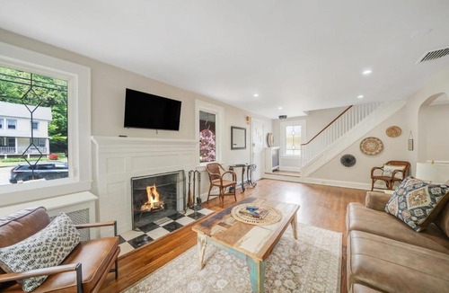 Huntington House | Huntington Village House 4BR Walk to everything