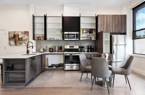 East Orange Hotel | Iconic! 2BR Kind bed! 40 MIN NYC