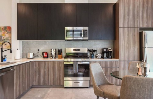 East Orange Hotel | Iconic! 2BR Kind bed! 40 MIN NYC