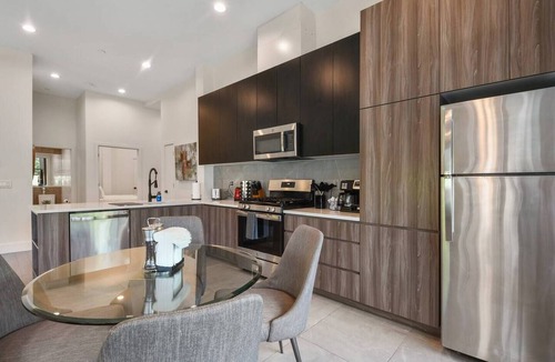 East Orange Hotel | Iconic! 2BR Kind bed! 40 MIN NYC