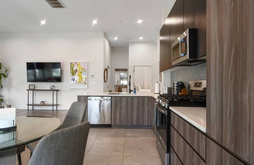 East Orange Hotel | Iconic! 2BR Kind bed! 40 MIN NYC
