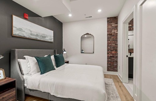 Old City Apartment | In The Center of Old City Philly- Walker Paradise!