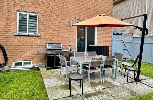 Vaughan House | In the Heart of Vaughan minutes to Vaughan Mills Shopping Center 1 Parking