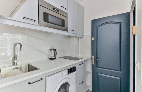 Combat Apartment | Independent flat: canal st martin&trains stations!