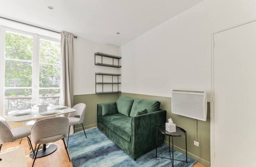 Combat Apartment | Independent flat: canal st martin&trains stations!