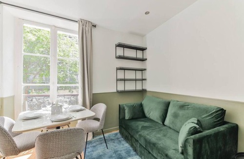 Combat Apartment | Independent flat: canal st martin&trains stations!