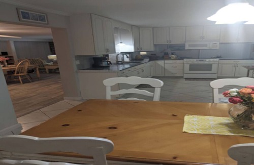 Indian Rocks Beach House | Indian Rocks Beach Pet Friendly Home 2blks To Beach. Waterfront, Pool Home!