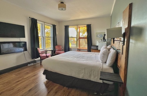 Bracebridge Hotel | Inn at the Falls