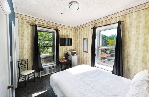 Bracebridge Hotel | Inn at the Falls