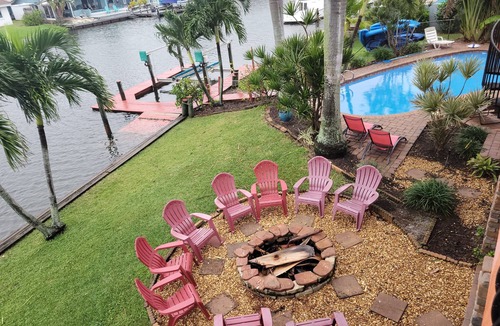 Cocoa Isles House | Insta Worthy! Waterfront Oasis-1 blk to beach-Kayaks-Fire Pit-Game Room