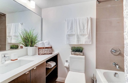 Bloor-Yorkville Apartment | Instant Suites Junior Suite at Yorkville ☆