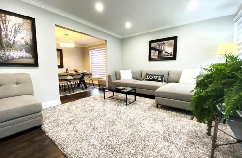 Etobicoke House | iResidence in Toronto - Fantastic Vacation Home with Breakfast