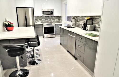 Etobicoke House | iResidence in Toronto - Fantastic Vacation Home with Breakfast