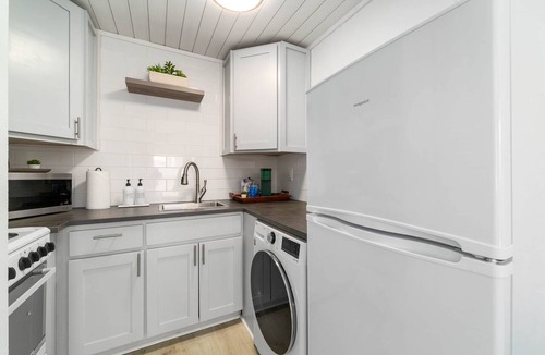 Sarasota Condo | Ivory & Ocean walk to Lido beach private patio