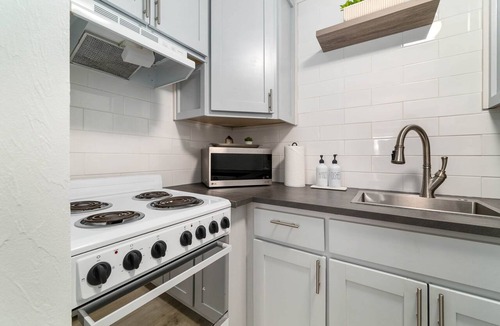 Sarasota Condo | Ivory & Ocean walk to Lido beach private patio