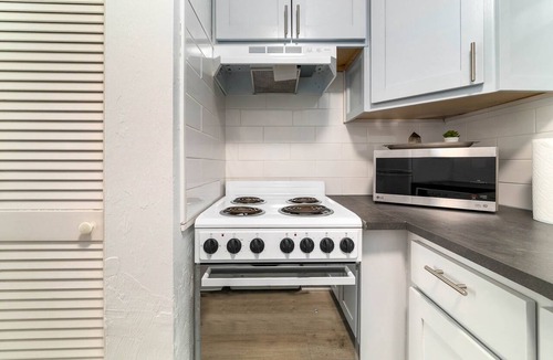 Sarasota Condo | Ivory & Ocean walk to Lido beach private patio