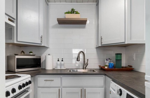 Sarasota Condo | Ivory & Ocean walk to Lido beach private patio