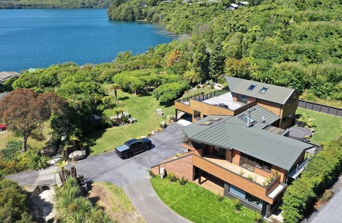 Lake Tarawera House | JETTY. 5 Bedrooms 5+ New Bathrooms, Beach. Designer Kitchen. 85” TV