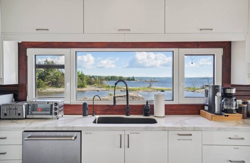 Tay Cottage | Jewel of Georgian Bay Lakefront Cottage, Kayak, Pedal boat, BBQ