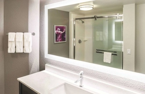 Woodlands Village House | Just What You Were Looking For! Pool, Free Parking, Free Breakfast, Pet-Friendly