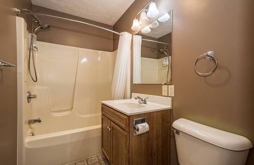 Farmington Hotel | JV Thompson | Jacuzzi Tub Historic Inn Room