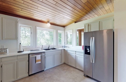 King Cottage | Kettleby Country Retreat On 2.5 Acres