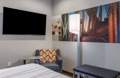 Riverside Hotel | King Balcony Haven Near Light Rail | Spacious Modern Room | Outdoor Pool