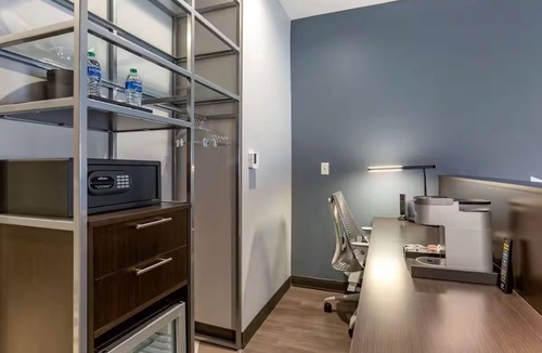 Riverside Hotel | King Balcony Haven Near Light Rail | Spacious Modern Room | Outdoor Pool