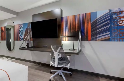 Riverside Hotel | King Balcony Haven Near Light Rail | Spacious Modern Room | Outdoor Pool
