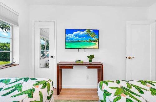 Country Club Park House | King Bed, Long-Term - Tropical Oasis!