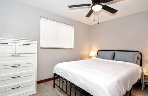 Brentwood House | King Bed! Quiet Pittsburgh Home! Close to City!