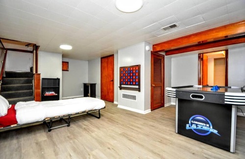 Brentwood Apartment | King Bed! Quiet Pittsburgh Home! Close to City!