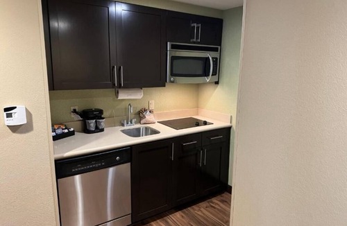 Airport North Apartment | King Studio Suite Near Airport Lakes Park ORL