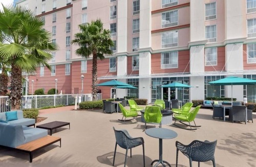 Airport North Apartment | King Studio Suite Near Airport Lakes Park ORL