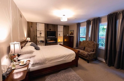 Creemore Bed & Breakfast | King Suite - Lower Level {summit Room}