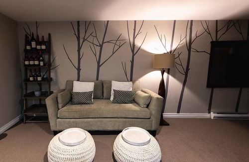 Creemore Bed & Breakfast | King Suite - Lower Level {summit Room}