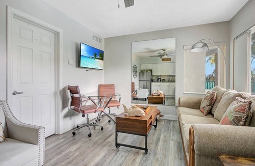 Bay Esplanade Condo | King Suite with bath