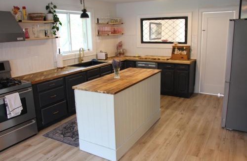 Rossmore House | King Waterfront Suite at Fancie's PEC