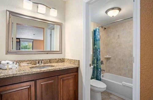 Historic Downtown Kissimmee Hotel | Kissimmee Contemporary Room with 2 DBL Beds & Pool