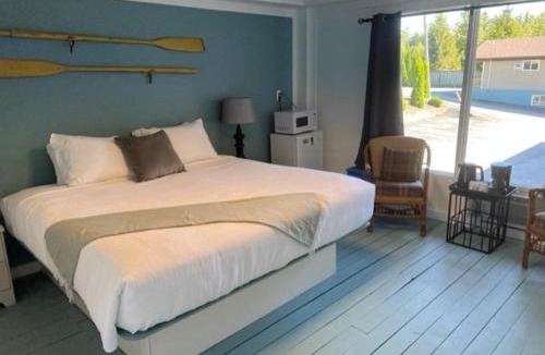 Sauble Beach Hotel | Kit Wat Motel & Marina
