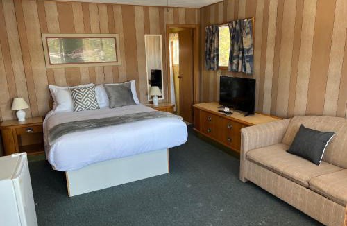 Sauble Beach Hotel | Kit Wat Motel & Marina