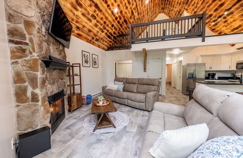 Claysburg Cabin | Knobby & Nice Retreat w/private hot tub, firepit, community pool