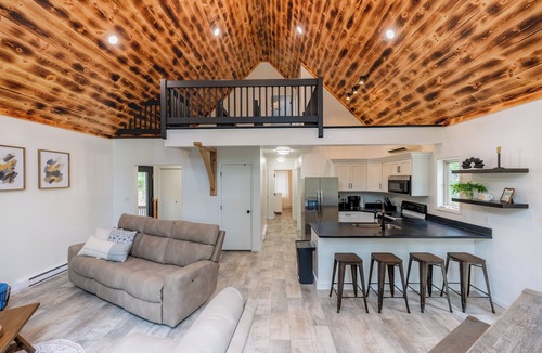 Claysburg Cabin | Knobby & Nice Retreat w/private hot tub, firepit, community pool