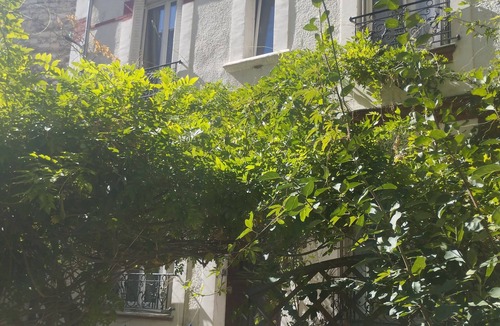 Saint-Ouen House | La Maison du Bonheur with garden and private parking in the center of Saint Ouen.