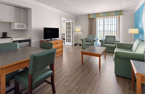 Moon Township Hotel | La Quinta Inn by Wyndham Pittsburgh Airport