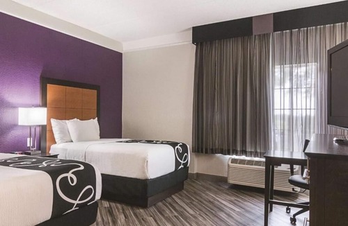 Airport North Hotel | La Quinta Orlando | 2 Full Beds | Family-Friendly | Free-Shuttle | Pool