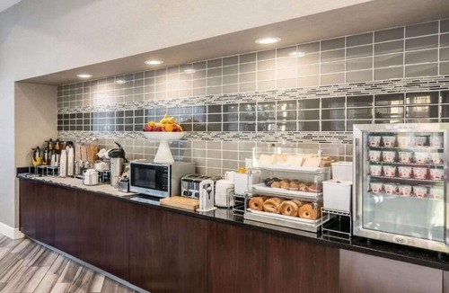 Airport North Hotel | La Quinta Orlando | Executive King | Free Shuttle & Breakfast | Pool| Near MCO