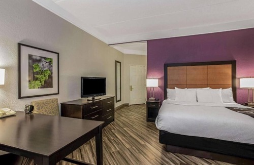 Airport North Hotel | La Quinta Orlando | Executive King | Free Shuttle & Breakfast | Pool| Near MCO